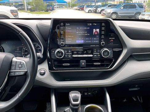 Used 2021 Toyota Highlander XLE FWD image 7