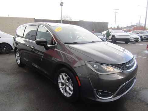 Used 2017 Chrysler Pacifica Touring Plus w/ Tire & Wheel Group image 5