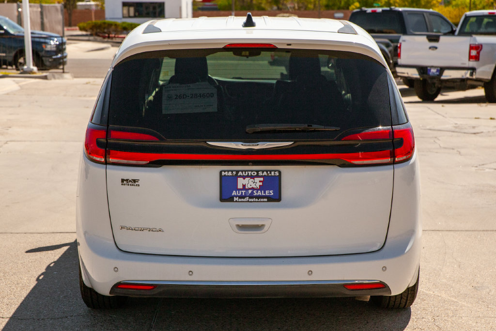 Used 2023 Chrysler Pacifica Touring-L FWD image 6