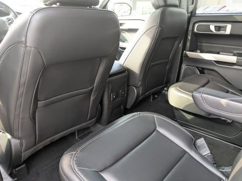 Used 2023 Ford Explorer XLT AWD/4WD image 24