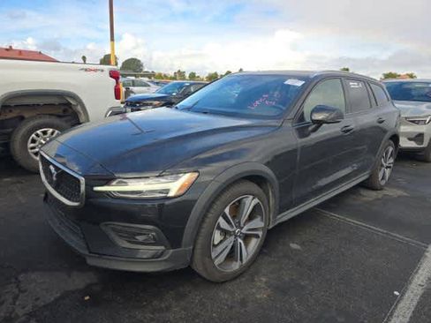 Used 2025 Volvo V60 B5 Cross Country Plus image 3