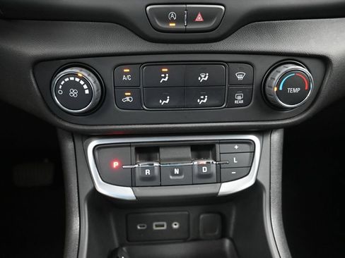Used 2024 GMC Terrain SLE AWD/4WD image 17
