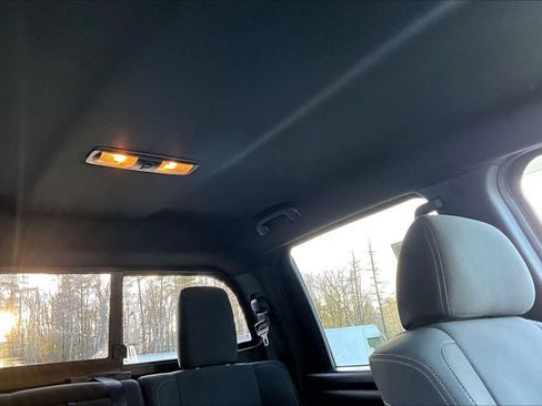 Used 2019 Nissan Titan SV w/ SV Convenience Package image 13