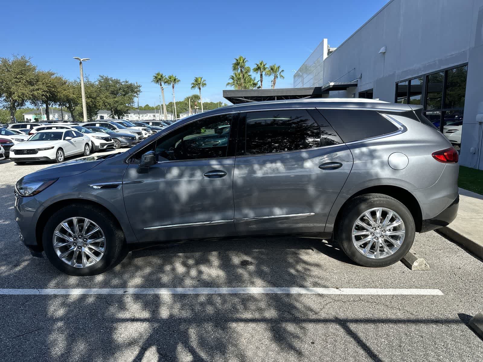 Used 2021 Buick Enclave Essence w/ Sound and Sites Package AWD/4WD image 5