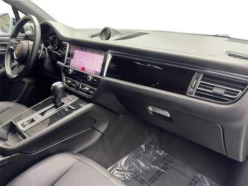 Used 2022 Porsche Macan image 51