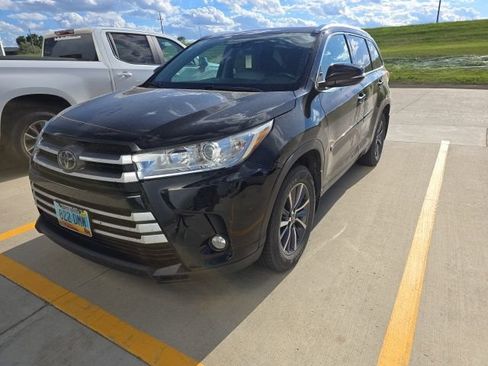 Used 2018 Toyota Highlander XLE AWD/4WD image 4