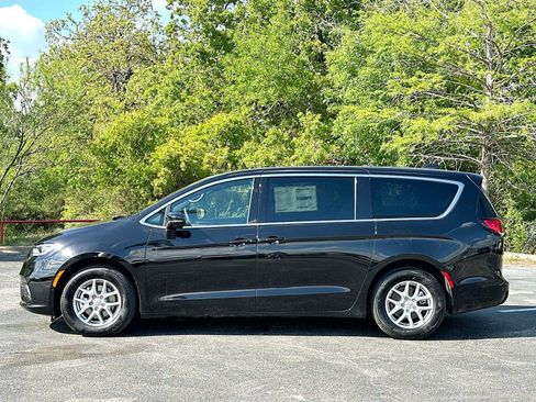 New 2026 Chrysler Pacifica Select FWD image 12