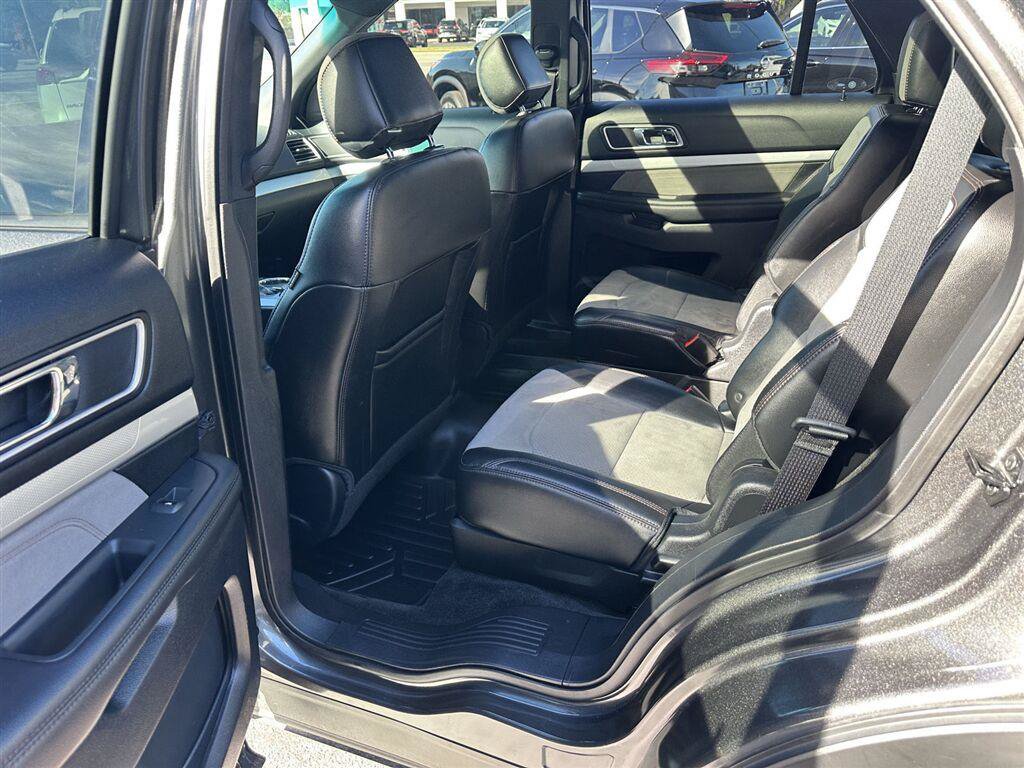 Used 2017 Ford Explorer XLT w/ Equipment Group 202A AWD/4WD image 17