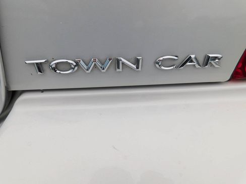 Used 2003 Lincoln Town Car Cartier RWD image 38