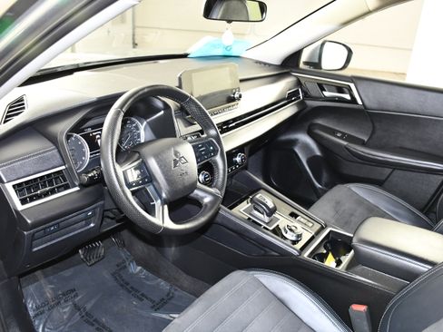 Used 2024 Mitsubishi Outlander SE AWD/4WD image 2