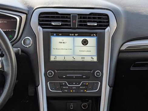 Used 2017 Ford Fusion SE w/ Equipment Group 602A FWD image 17