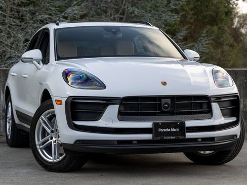 Certified 2025 Porsche Macan image 6