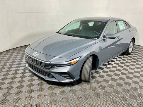 New 2026 Hyundai Elantra SE FWD image 9