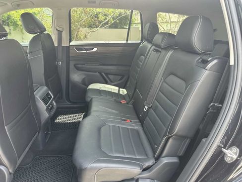 Used 2024 Volkswagen Atlas SEL AWD/4WD image 17