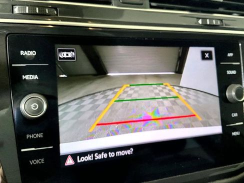 Used 2021 Volkswagen Tiguan SE FWD image 17