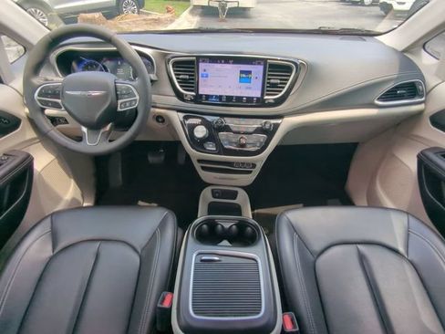 Used 2023 Chrysler Pacifica Touring-L FWD image 19