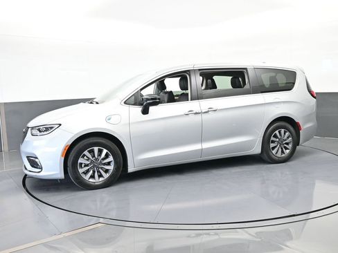 Used 2024 Chrysler Pacifica Select image 2