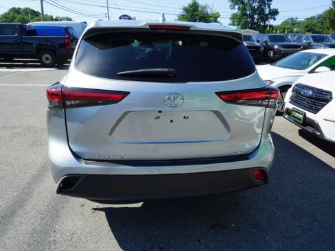 Used 2021 Toyota Highlander XLE AWD/4WD image 4