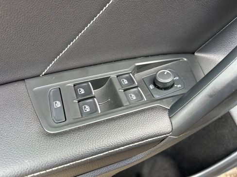 Used 2023 Volkswagen Tiguan SE image 19