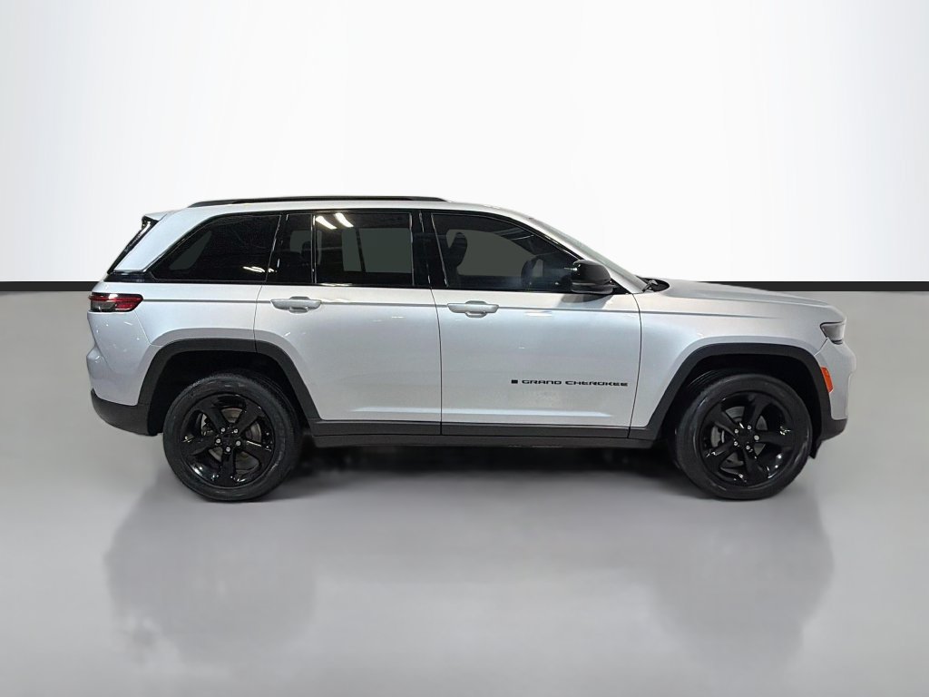 Used 2023 Jeep Grand Cherokee Altitude AWD/4WD image 10
