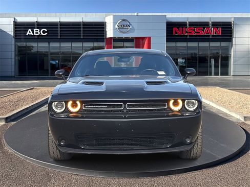 Used 2019 Dodge Challenger SXT image 2