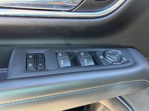 Used 2023 GMC Yukon SLT image 13