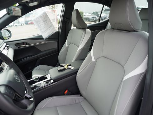 Used 2025 Toyota Camry SE image 21