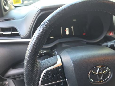 Used 2025 Toyota Sienna XLE Woodland Edition AWD/4WD image 15