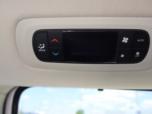 Used 2024 Chrysler Pacifica Touring-L FWD image 25