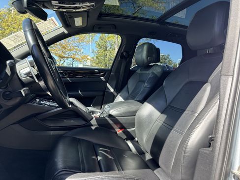 Used 2020 Porsche Cayenne S image 17