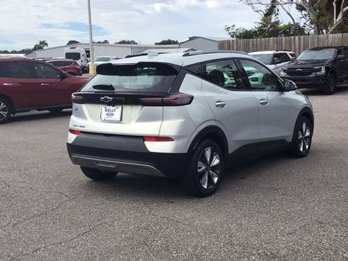 Used 2023 Chevrolet Bolt EUV LT w/ Convenience Package image 5