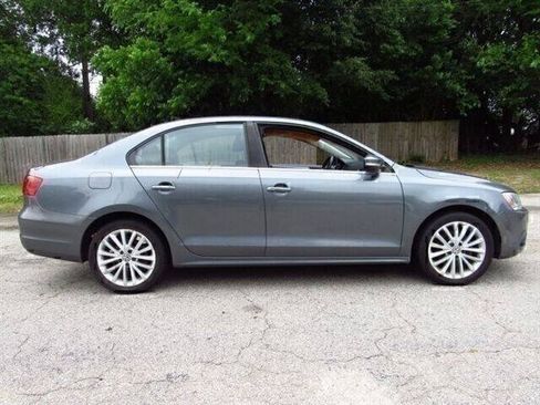 Used 2011 Volkswagen Jetta SEL FWD image 2