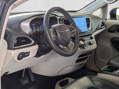 Used 2022 Chrysler Pacifica Touring-L image 9