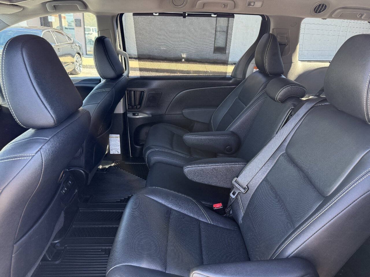Used 2020 Toyota Sienna SE Premium w/ Nightshade Edition FWD image 19