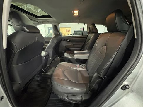 Used 2021 Toyota Highlander XLE AWD/4WD image 37