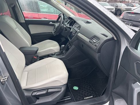 Used 2020 Volkswagen Tiguan SE w/ Panoramic Sunroof Package image 17