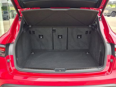 Certified 2025 Porsche Macan AWD/4WD image 21