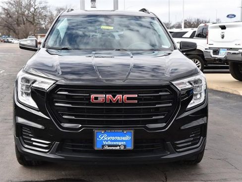 Used 2023 GMC Terrain SLE w/ Driver Convenience Package image 4