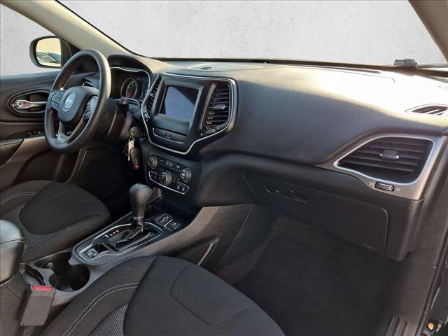 Used 2019 Jeep Cherokee Latitude w/ Popular Appearance Group FWD image 21