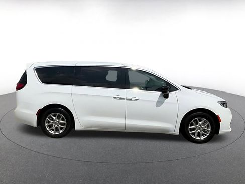 Used 2024 Chrysler Pacifica Touring-L image 16