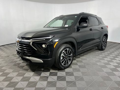 Used 2025 Chevrolet TrailBlazer LT image 3