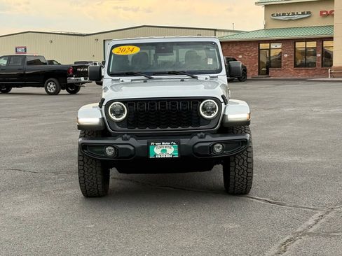Used 2024 Jeep Gladiator Sport image 2