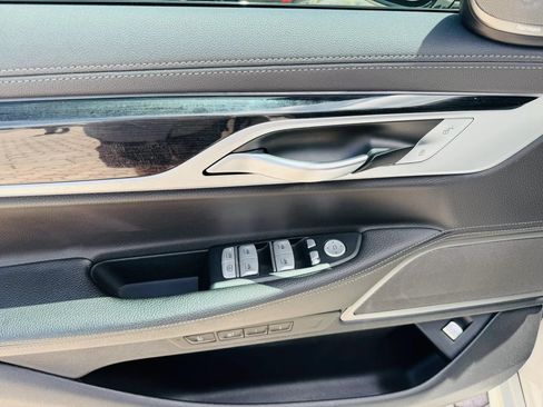 Used 2019 BMW 740i w/ M Sport Package RWD image 9