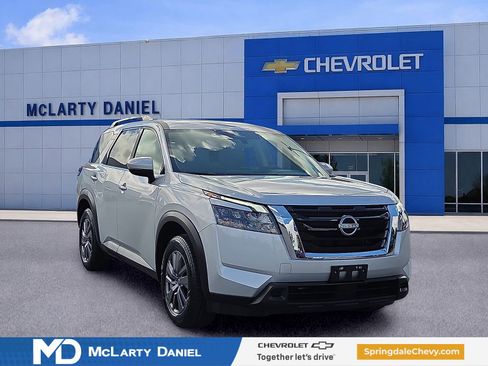 Used 2025 Nissan Pathfinder SV FWD image 1