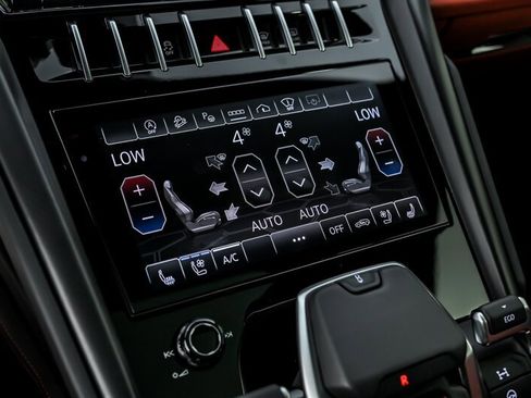 Used 2022 Lamborghini Urus AWD/4WD image 38