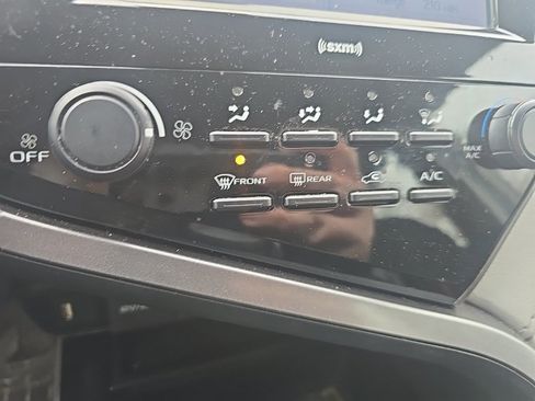 Used 2020 Toyota Camry LE image 17