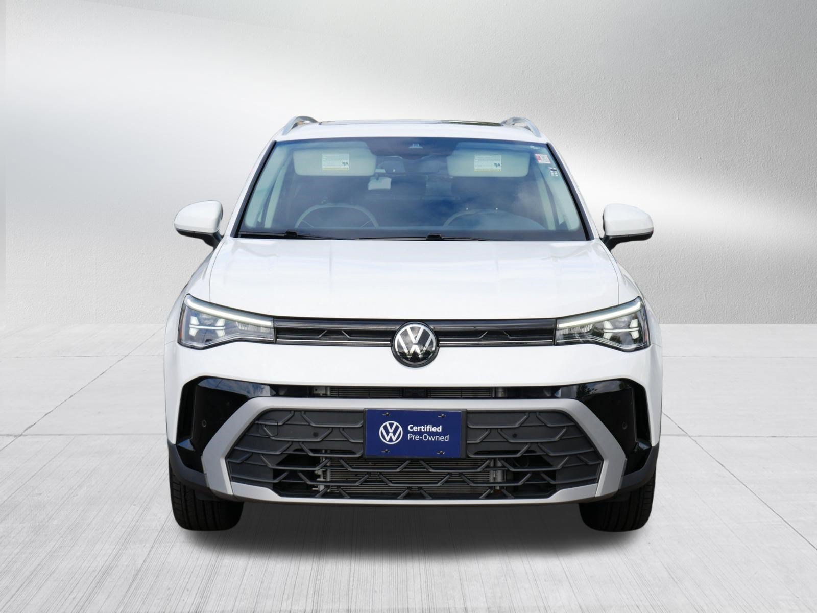 Certified 2025 Volkswagen Taos SE w/ Panoramic Sunroof Package AWD/4WD image 2