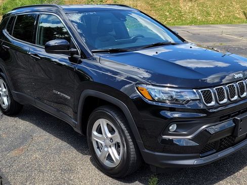 Used 2024 Jeep Compass Latitude AWD/4WD image 2