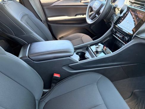 Used 2023 Jeep Grand Cherokee Laredo X RWD image 11