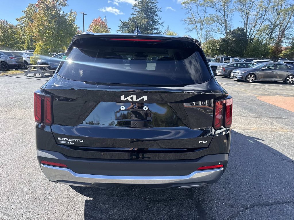 Used 2025 Kia Sorento S AWD/4WD image 4